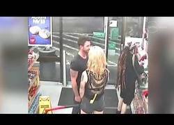 Enlace a Transexual intenta decapitar con un hacha a un hombre que le rechazó