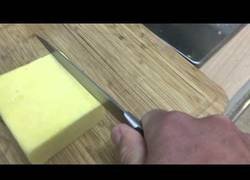 Enlace a Haciendo ruído de motosierra da más placer mientras cortas queso