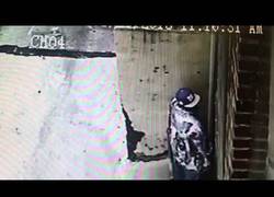 Enlace a Instalan una ducha en una esquina donde hay problema con el tráfico de drogas