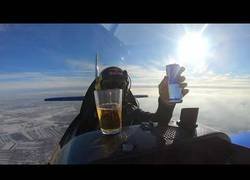 Enlace a Bebiendo sin problemas de un vaso a centenares de metros de altura