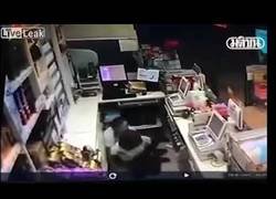 Enlace a Una empleada usa a una compañera de escudo humano en pleno ataque en el comercio