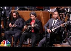 Enlace a Shigeru Miyamoto tocando en guitarra el tema principal de Super Mario Bros