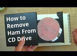 Enlace a Así es como puedes sacar un trozo de jamón dulce de tu lectora de CD si se te queda dentro