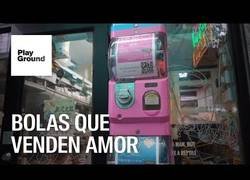 Enlace a Cupido en una máquina de bolas