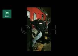 Enlace a Pasajeros empujan un tren para socorrer a un pasajero