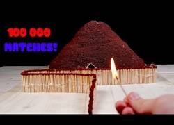 Enlace a El efecto dominó con 100.000 cerillas con un final apoteósico en forma de volcán