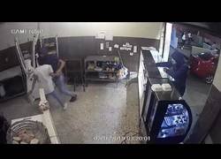 Enlace a Dos chicos hacen el gran robo de su vida en una pastelería