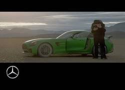 Enlace a Un padre cumple su sueño de conducir un coche por primera vez en su vida al estar ciego desde siempre