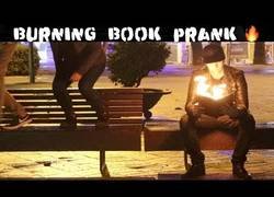 Enlace a Se pone a leer un libro ardiendo en público y la gente alucina a lo grande