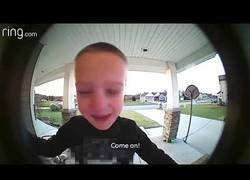 Enlace a Se queda solo en casa y acude a la casa del vecino para preguntarle como poner el canal de televisión para niños