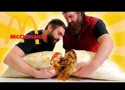 Enlace a Cocinan el megaburrito relleno de comida del McDonald's