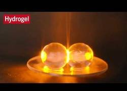 Enlace a Las uvas sacan 'chispas' en el microondas