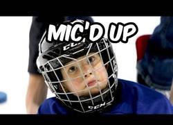 Enlace a Las primeras y duras clases de hockey sobre hielo para este niño de cuatro años