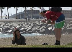 Enlace a Hablando con idiomas inventados a la gente de la playa