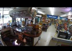 Enlace a Se va a una gasolinera a robar y termina prendiéndole fuego al dueño