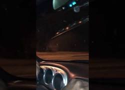 Enlace a El escalofriante momento en el que una persona desnuda empieza a correr tras un coche en plena autopista