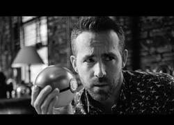 Enlace a Ryan Reynolds en su papel como Pikachu