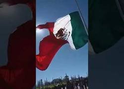 Enlace a Una bonita bandera de México se lleva por delante a un soldado del país y lo hace saltar por los aires