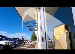 Enlace a Los chicos de Dude Perfect sorprenden de nuevo con tiros totalmente imposibles para el resto de humanos