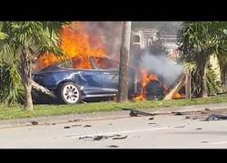 Enlace a Muere un hombre en un Tesla tras quedarse atascado los tiradores del coche