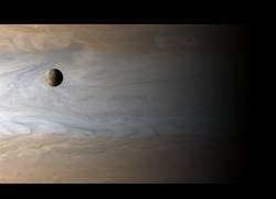 Enlace a La sonda Cassini sobrevolando Júpiter y dos de sus lunas