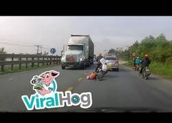 Enlace a Una madre salva a su hijo milagrosamente tras caer de una moto