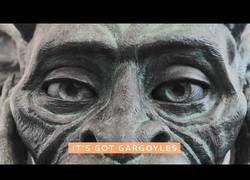 Enlace a La gárgola hiperrealista que puedes encontrar en el Aeropuerto Internacional de Denver