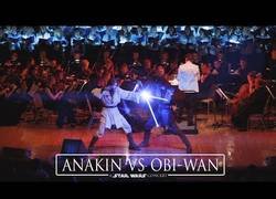 Enlace a La gran batalla de Anakin vs Obi-Wan en un concierto de Star Wars