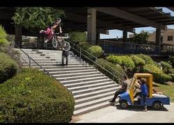 Enlace a Trata de saltar 20 escaleras en un colegio con una BMX mientras una trabajadora intenta impedírselo