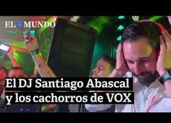 Enlace a Santiago Abascal se va a una discoteca a pinchar el himno de España