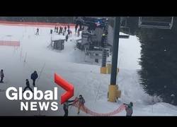 Enlace a Un grupo de chavales salvan un niño de 8 años tras estar a punto de caer de un telesilla en la nieve