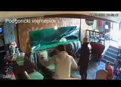 Enlace a El dramático momento en el que un acuario se viene abajo en un bar