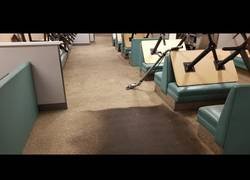 Enlace a ¿Cuánto tiempo hará que no limpiaban la alfombra en este restaurante?