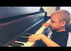 Enlace a Este niño con 6 años y ciego sorprende al mundo tocando en piano la mítica 