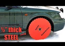 Enlace a Dando vueltas por un lago congelado con unas ruedas en forma de sierra