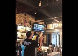 Enlace a Haciendo malabares nivel leyenda con botellas de vidrio