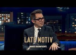 Enlace a Dejan a cuadros a Berto Romero en su consultorio de Late Motiv