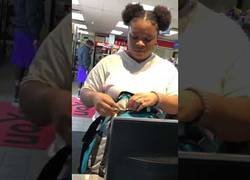 Enlace a Una clienta es pillada habiendo robado varios dulces y es obligada a sacar todo de su mochila