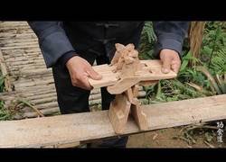 Enlace a El brutal asiento que hace este señor tallando de un simple trozo de madera
