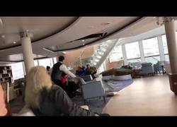 Enlace a Las terribles imágenes del Viking Sky desde el interior con los pasajeros