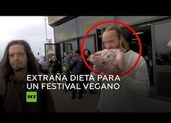 Enlace a Un hombre se come una cabeza de cerdo cruda en mitad de un festival vegano