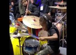 Enlace a Este niño de cuatro años toca la batería como un auténtico maestro