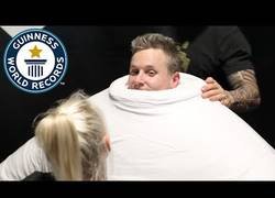 Enlace a Alcanzan nuevo récord mundial de ponerse camisetas una encima de otra