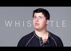 Enlace a 100 personas tratando de silbar