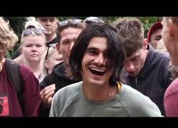 Enlace a El campeonato en el que hay que pasar sobre una barandilla sobre el monopatín