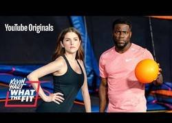 Enlace a Anna Kendrick jugando a balón prisionero con Kevin Hart en una cama elástica