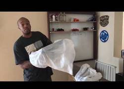 Enlace a Este padre obliga a su hijo a destrozar la PlayStation 4 por las malas notas