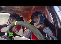 Enlace a Grabado el momento en el que un coche de rallyes se incendia en plena carrera con dos pilotos dentro