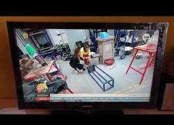 Enlace a Una reportera se carga una escultura en pleno reportaje mientras estaban en directo