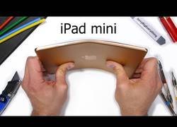 Enlace a Un Youtuber quema, raya y dobla el nuevo iPad mini para comprobar su resistencia